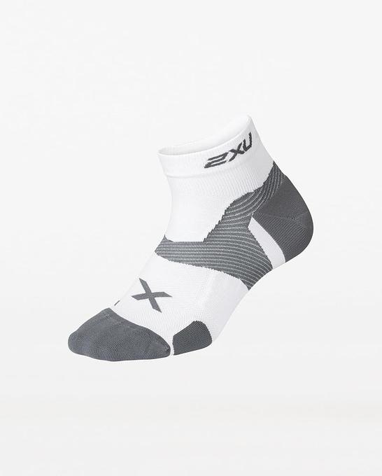 2XU UA5053E Vectr Cushion 1/4 Crew Unisex Compression Socks (White/Grey)