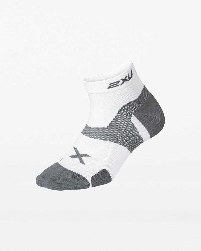 2XU UA5053E Vectr Cushion 1/4 Crew Unisex Compression Socks (White/Grey)